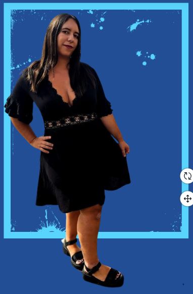 Sarah posiert in einem schwarzen Kleid