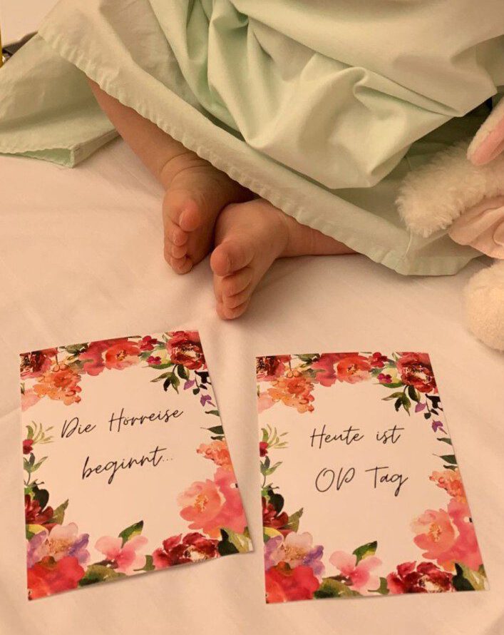 Karten mit der Aufschrift Die Hörreise beginnt und Heute ist OP Tag im Krankenhaus.